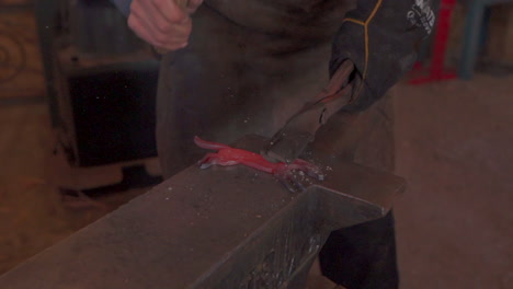 dentro del taller de herrería con horno en llamas