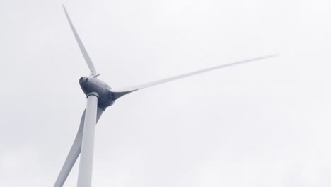 Weitwinkelaufnahme-Einer-Windkraftanlage,-Die-Auf-Den-Hebriden-Erneuerbare-Energie-Erzeugt