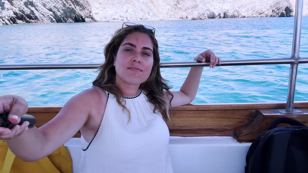 Nữ influencer quay vlog trong chuyến tham quan bằng thuyền ở Santorini