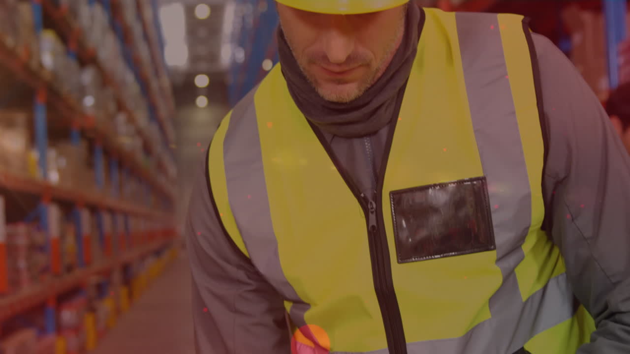 animación de puntos brillantes de luz sobre un hombre caucásico que trabaja en un almacén,