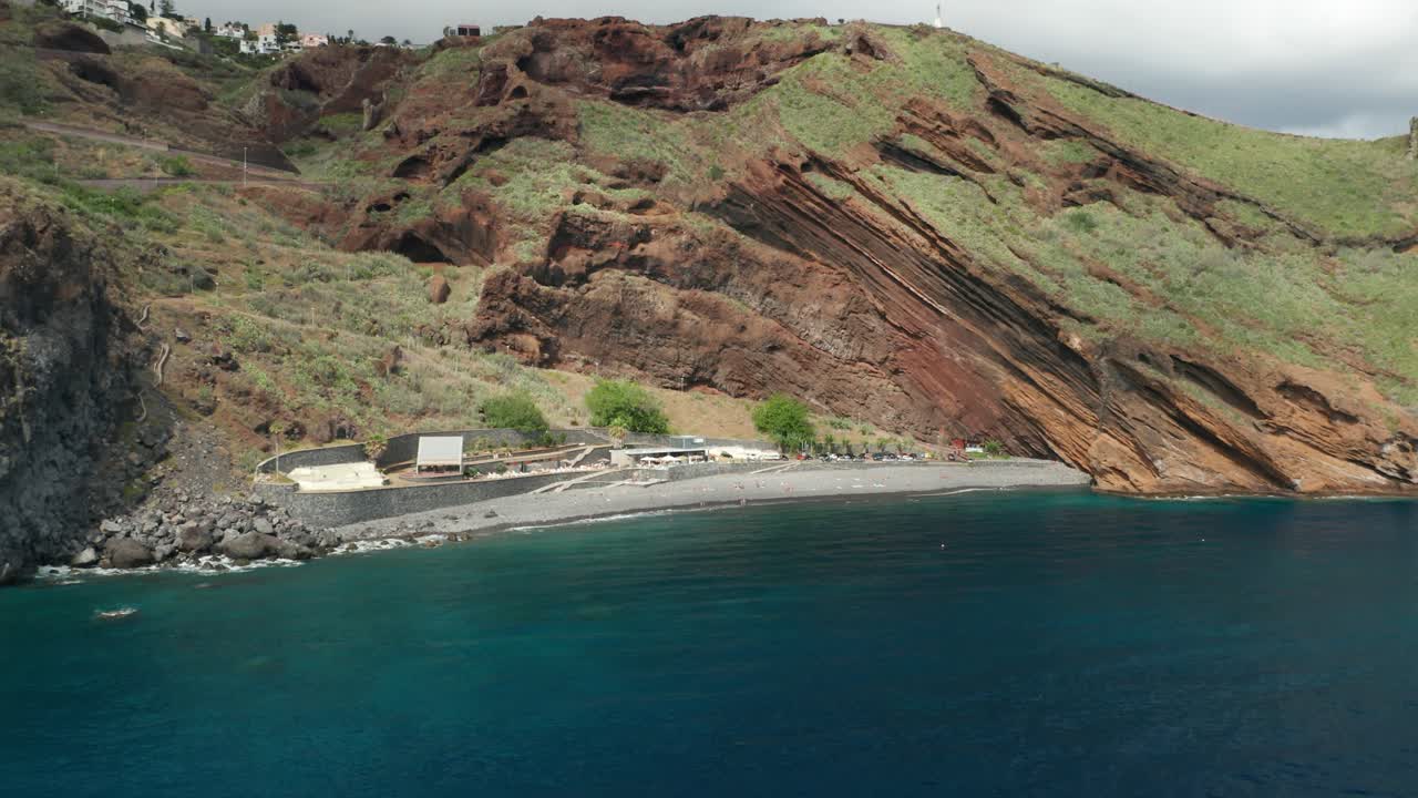 agua azul tropical del océano y acantilados volcánicos empinados en la playa de garajau