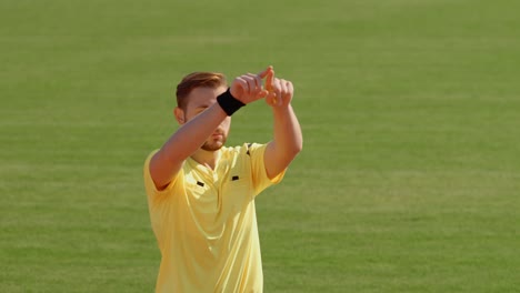 árbitro de fútbol mostrando var video asistente del árbitro con las manos, 75 fps