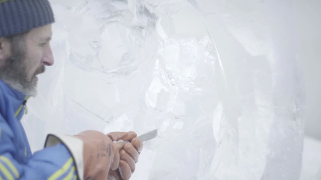 artista tallador de hielo en el trabajo