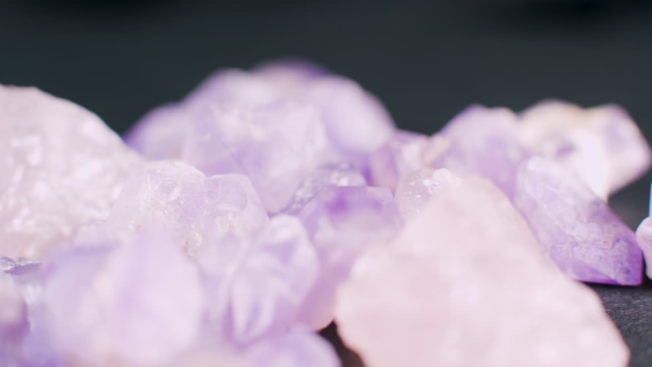 Vue rotative d'un lot de cristaux d'améthyste rose brute.