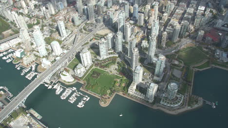 Tiro-De-Helicóptero-De-Vancouver-Mirando-Por-Encima-De-La-Ciudad-De-Yale-Y-Los-Edificios-Del-Centro-De-La-Columbia-Británica