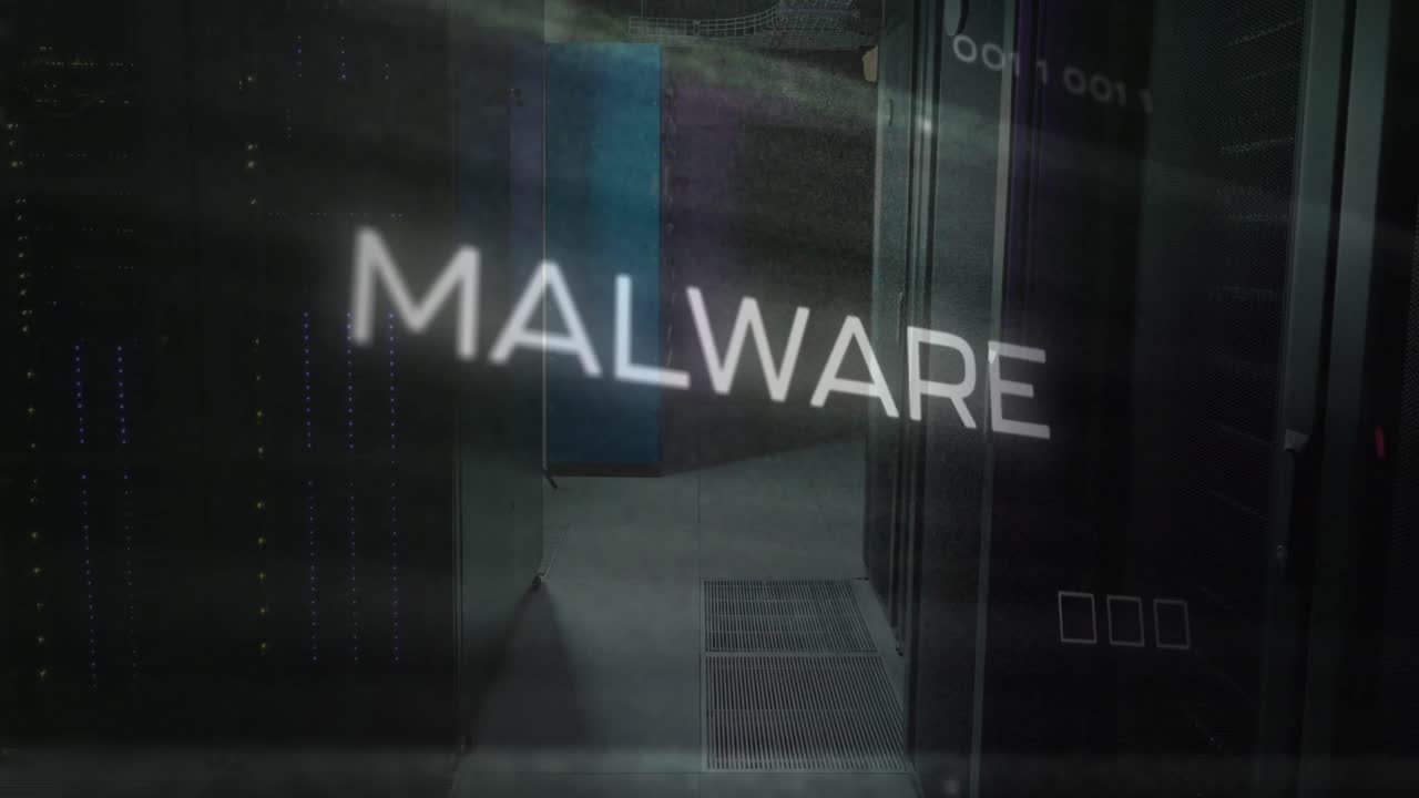 animación del texto de malware en el patrón de la placa de circuito sobre la sala del servidor en segundo plano