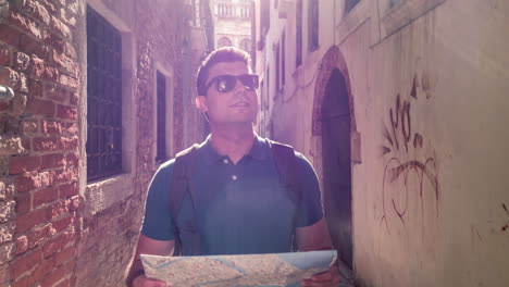 un turista en venecia, italia, mirando un mapa