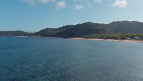 Toma-Aérea-En-Dirección-A-Una-Bahía-En-La-Isla-Magnética