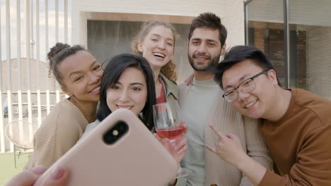 Eine-Nette-Gruppe-Von-Freunden-Macht-Ein-Selfie,-Während-Sie-Herumalbern-2