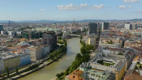 vista aérea escénica del canal del danubio en viena, austria