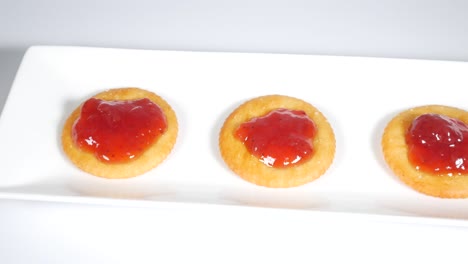galletas redondas con mermelada de fresa