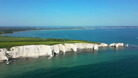 Una-Toma-Aérea-Con-Drones-De-Las-Viejas-Rocas-De-Harry-En-La-Costa-Jurásica-De-Dorset