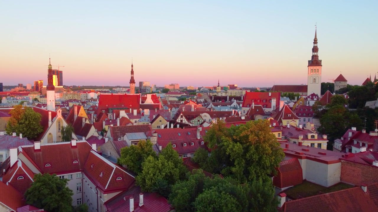 Horizonte de Tallinn ao pôr do sol com edifícios históricos e atmosfera urbana