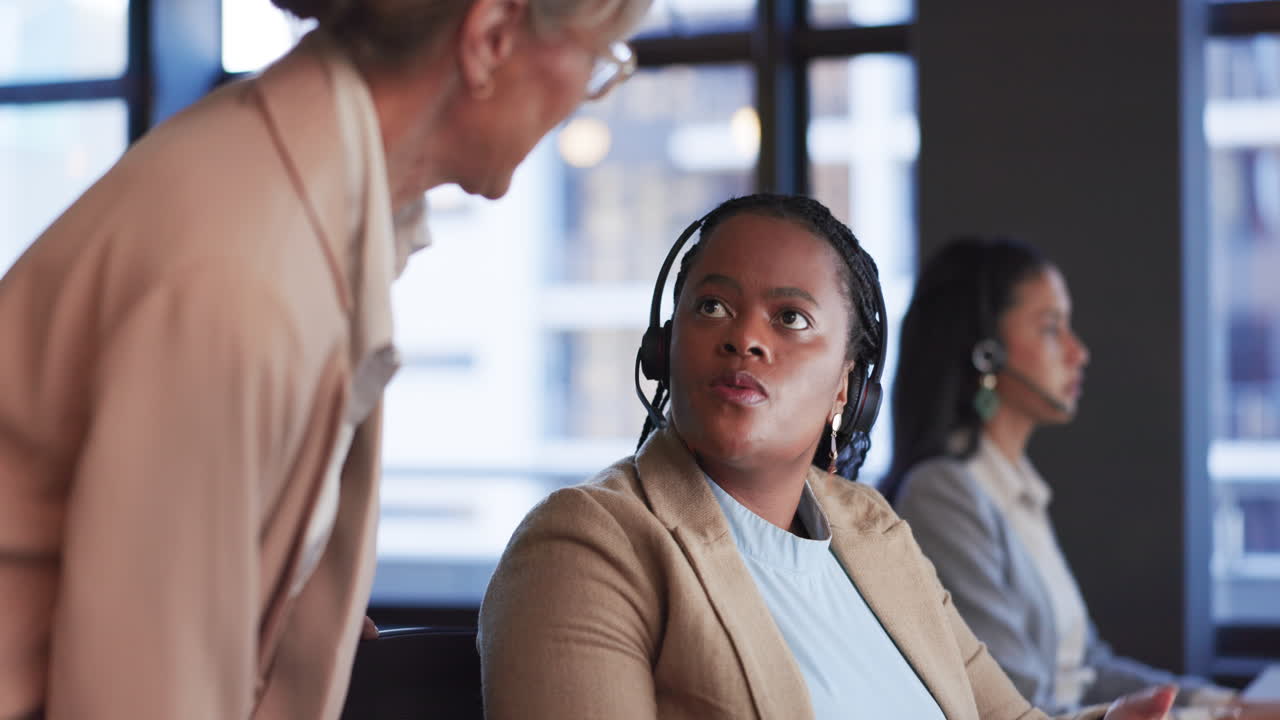 telemarketing, gerente y empleado con llamada