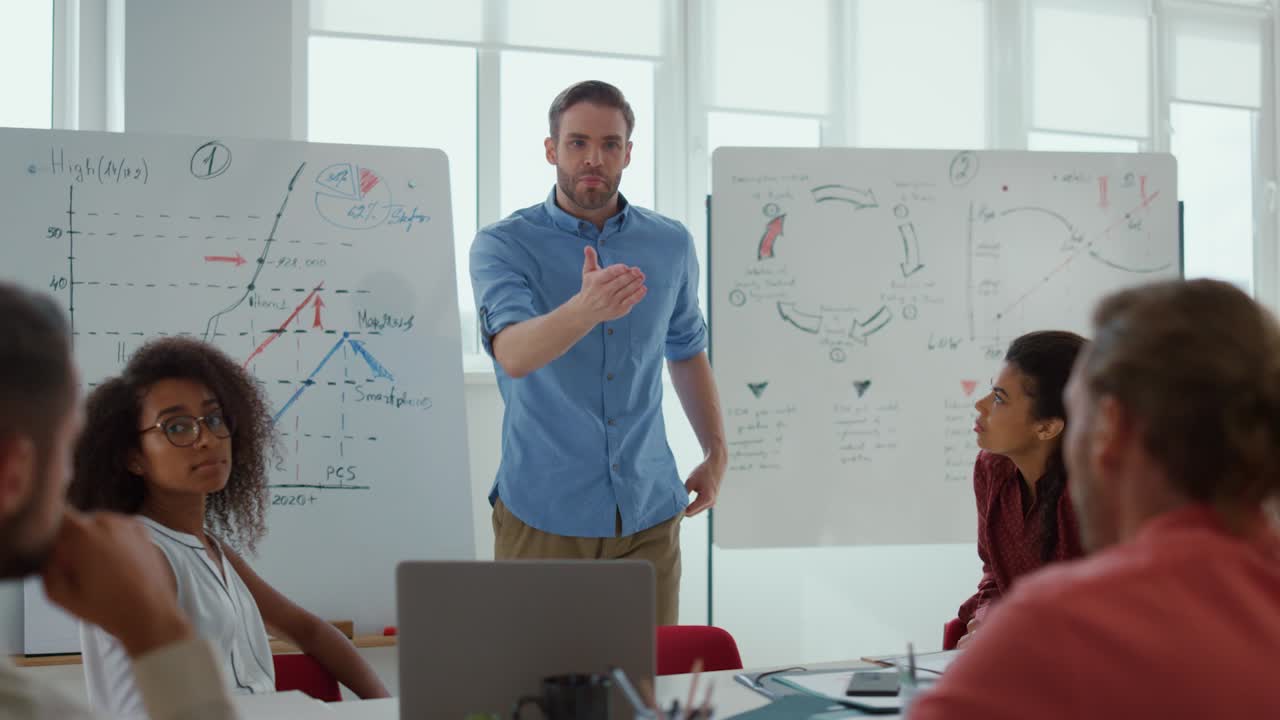 jefe serio hablando con los empleados en la oficina moderna