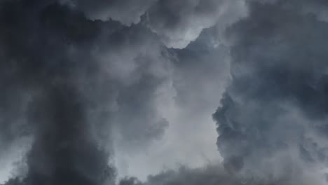 Blick-Auf-Dunkle-Wolken,-Begleitet-Von-Blitzeinschlägen