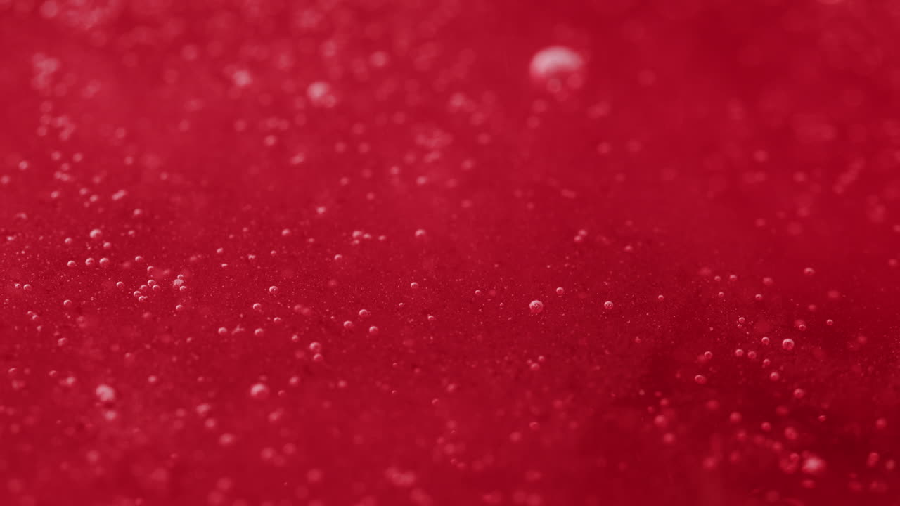 빨간색 액체와 거품