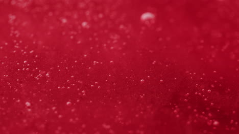 líquido rojo con burbujas