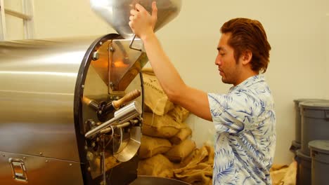 hombre usando una máquina de moler café