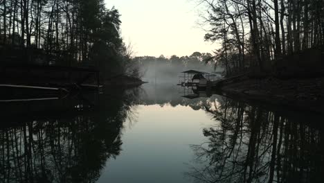 Mañana-Nublada-En-El-Lago-Lanier-Cerca-De-Cumming,-Georgia