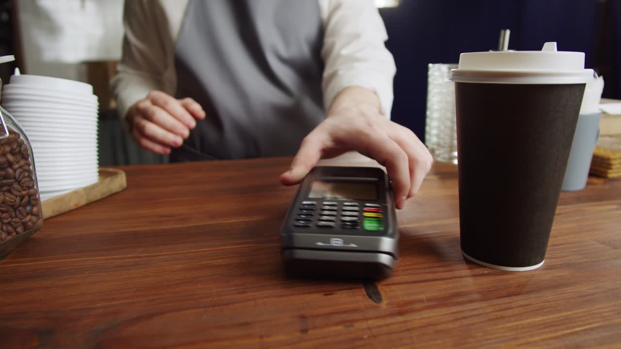 pagar con reloj inteligente en cafés. compras sin contacto, sin contacto en pubs. concepto de tecnología nfc, utilizando pago de pulsera de fitness a través de un primer plano de terminal.