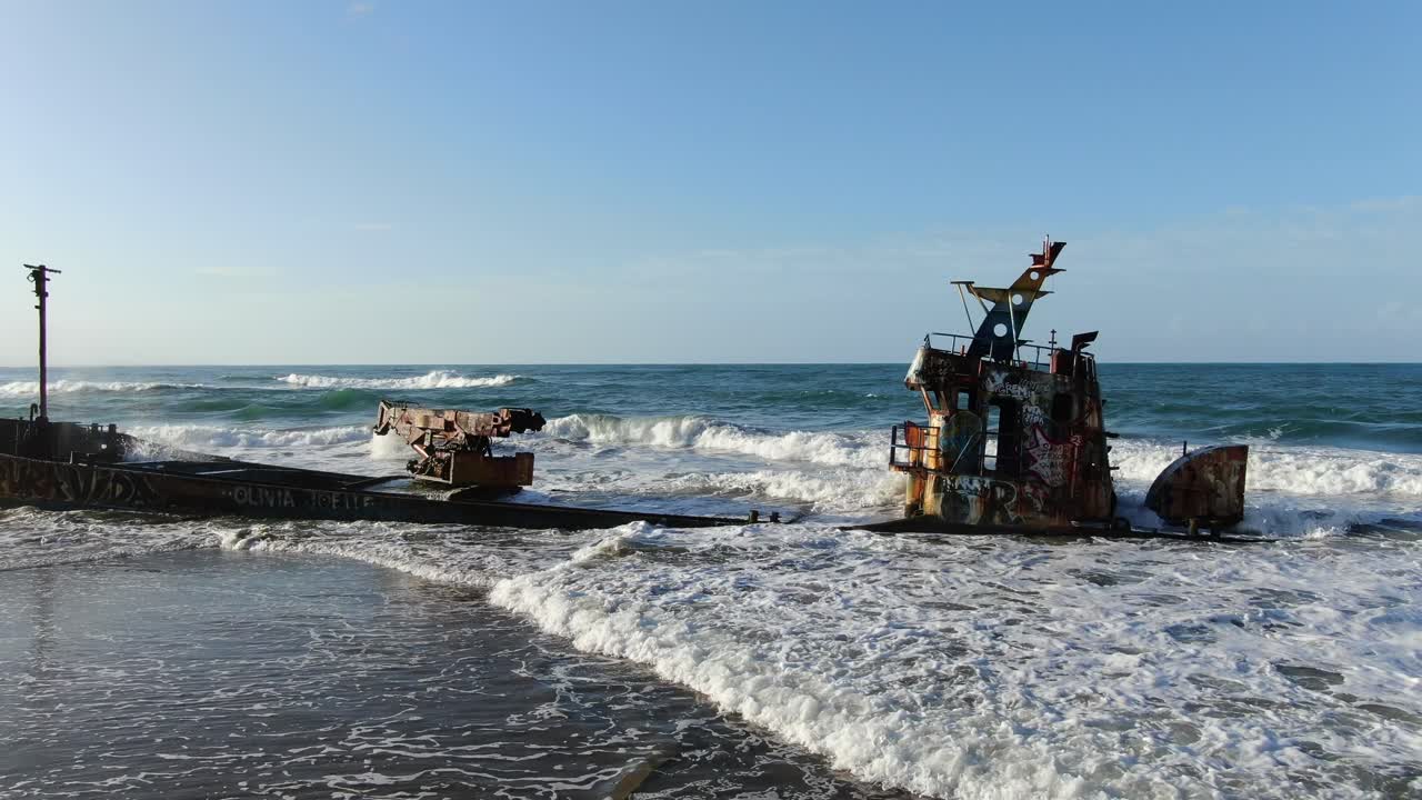 코스타리카 해변의 드론 뷰는 바다, 해안과 고립된 배를 보여줍니다.