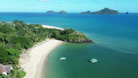 panorámica aérea de playas tropicales paisaje marítimo de la isla en el océano índico aguas azules del canal de mozambique, moheli o mwali, parte de la unión de las comoras