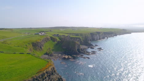 Castillo-De-Dunluce-Amplio-Paisaje-Vía-Aérea-De-Mar-A-Tierra