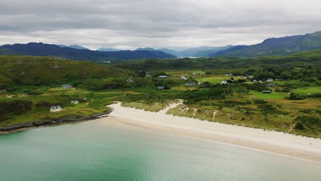 Toma-Aérea-De-La-Costa-Oeste-De-Escocia-Que-Se-Eleva-Hasta-El-Lago-Morar-En-Las-Tierras-Altas-De-Escocia