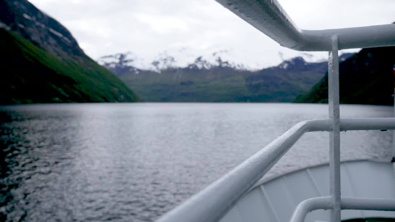 Blick nach vorne von einem fahrenden Boot in einem norwegischen Fjord