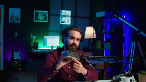 hombre haciendo revisión de tecnología de altavoz portátil inalámbrico