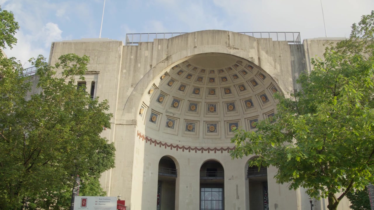 Ohio Eyalet Üniversitesi kampüsündeki Ohio Stadyumu rotundası, soldan sağa çok yakın kaydırma.