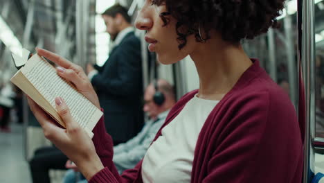 mujer leyendo un libro en el metro