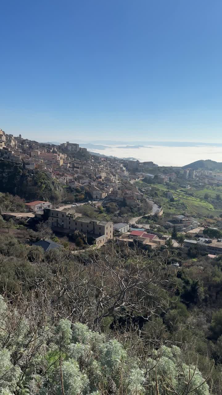 Vista panoramica di montagne nebbiose e villaggio, paesaggio naturale tranquillo