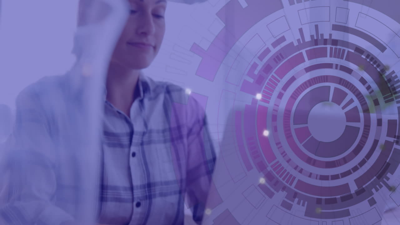 animación de círculos de carga sobre mujer caucásica sentada en una silla y trabajando en una computadora portátil