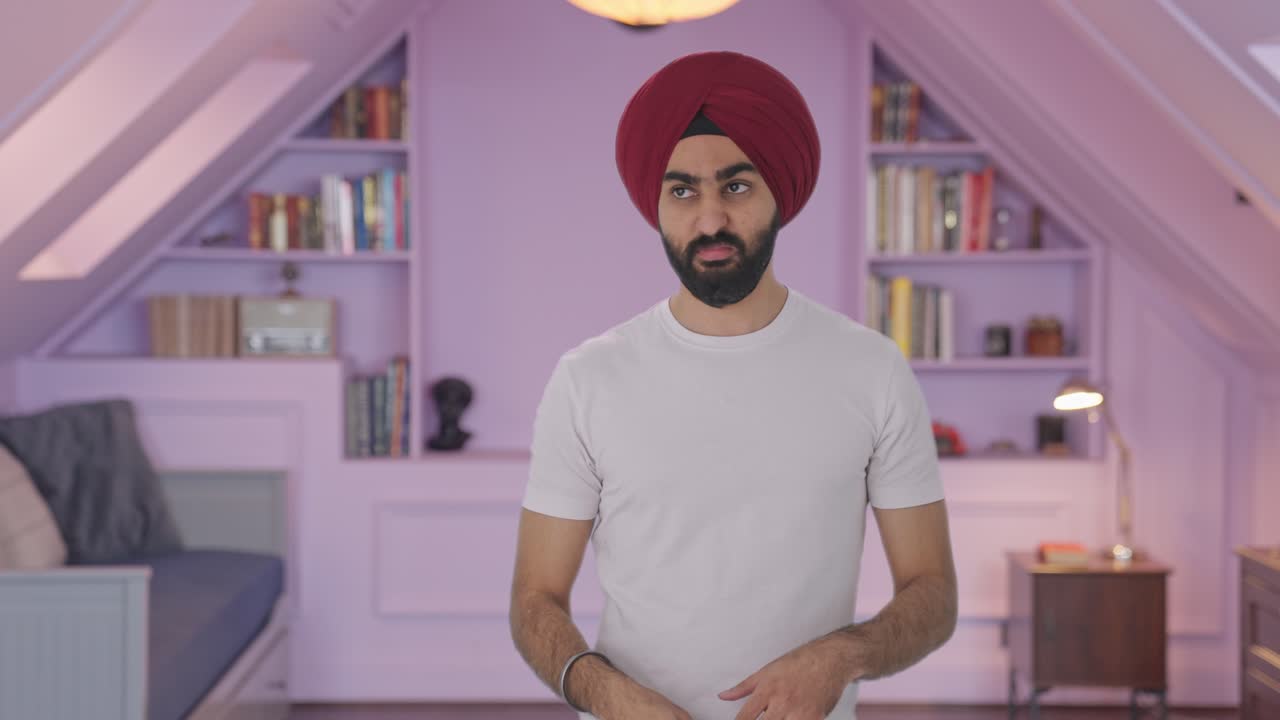 Uomo indiano Sikh frustrato che fa volare una zanzara.
