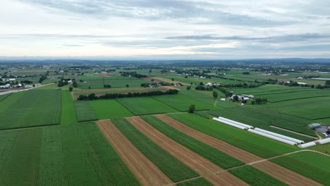 Eine-Luftaufnahme-Des-üppigen-Grünen-Ackerlandes-Von-Lancaster-County,-Pennsylvania-Nach-Einem-Sommergewitter