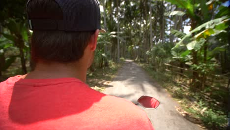 POV-cabalgando-por-una-jungla-en-un-ciclomotor