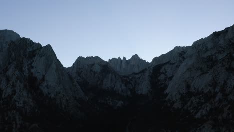 Monte-Whitney-Al-Anochecer-Después-De-La-Puesta-Del-Sol-Plano-De-Establecimiento-Aéreo