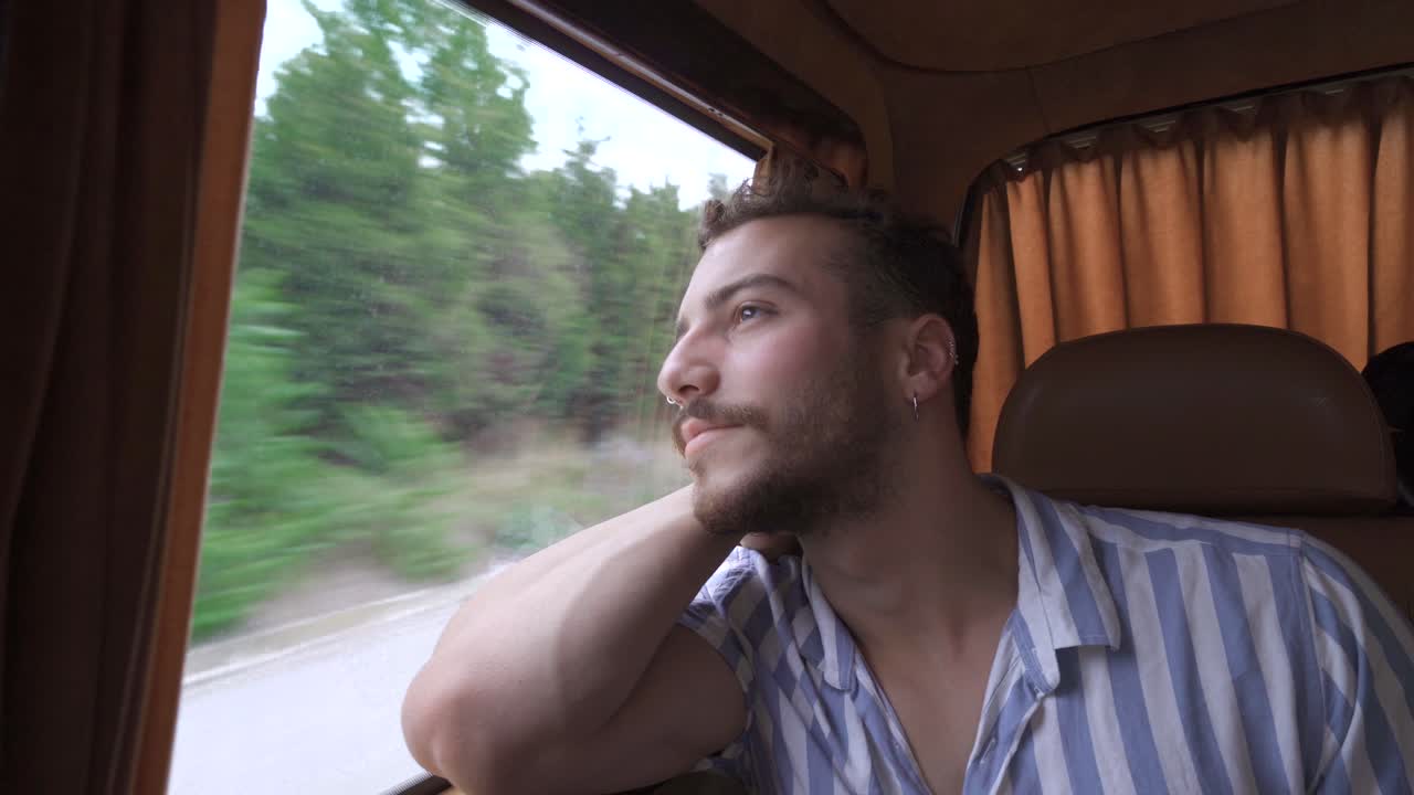 창밖을 바라보는 사려 깊은 여행자.