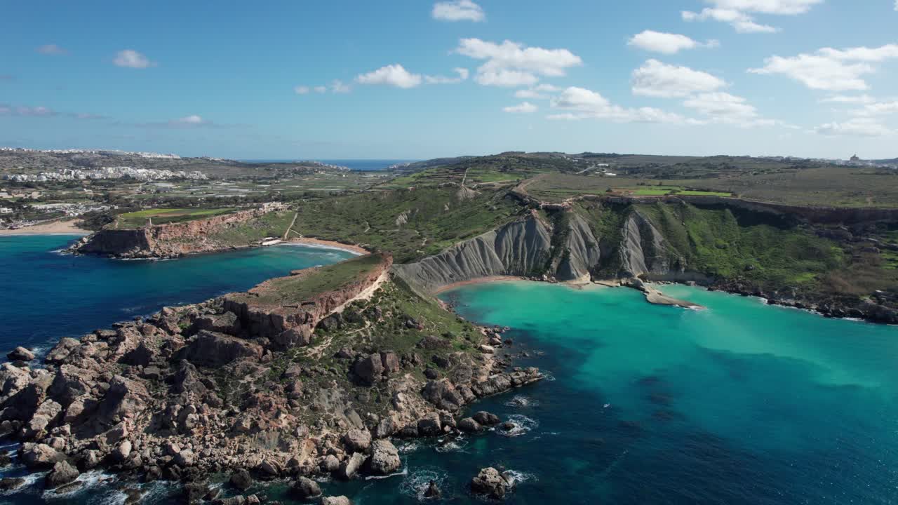 맑은 청록색 물, 카라바 베이, 몰타가 있는 열대 모래 해변의 공중 드론 전망