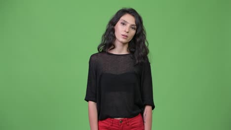 una mujer joven estresada que parece aburrida.