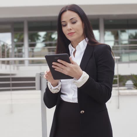 elegante mujer de negocios usando su tableta