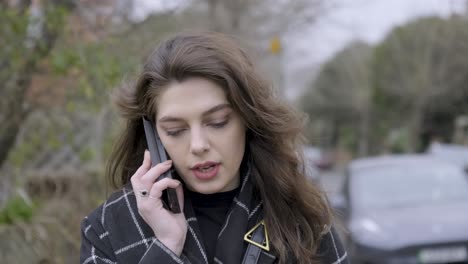 mujer hablando, hablando móvil, caminando por la calle