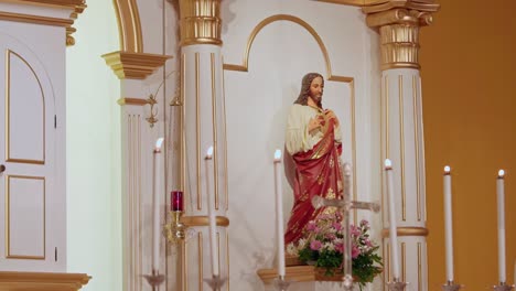 Jesus-Christus,-Brennende-Kerzen-Und-Kreuz,-Heiliger-Altar,-Spiritualität,-Glaube-Und-Hoffnung-Des-Christlichen-Volkes