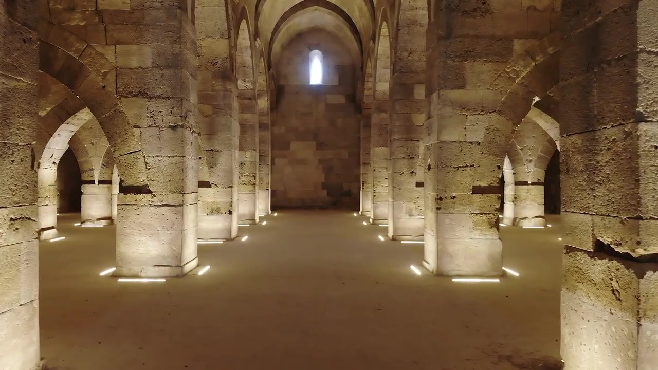 Camminata al rallentatore attraverso un'antica sala a volta in pietra