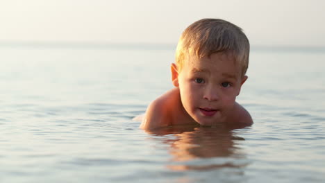 Lächelnder-Kleiner-Junge-Im-Meer