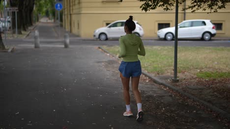 mujer corriendo en un parque de la ciudad