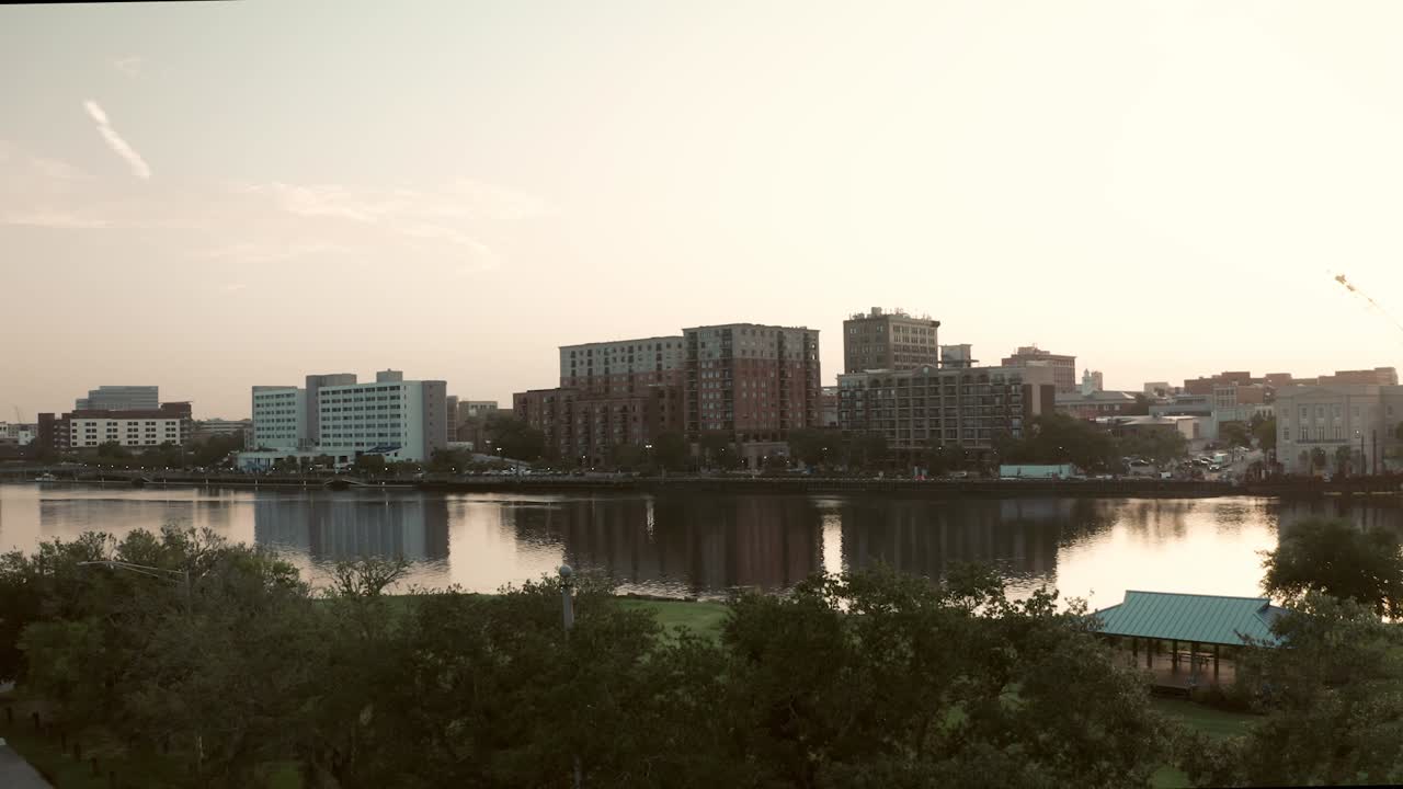 케이프 공포 강과 노스 캐롤라이나 주 윌 밍턴 시내를 드러내는 나무 위로 떠오르는 일출 공중
