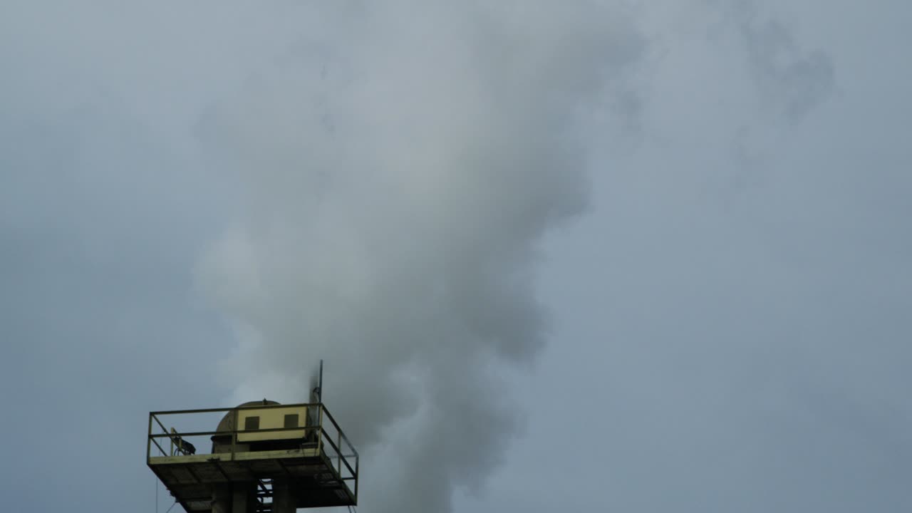 la contaminación envuelve a la bandera estadounidense la fábrica de chimeneas de humo